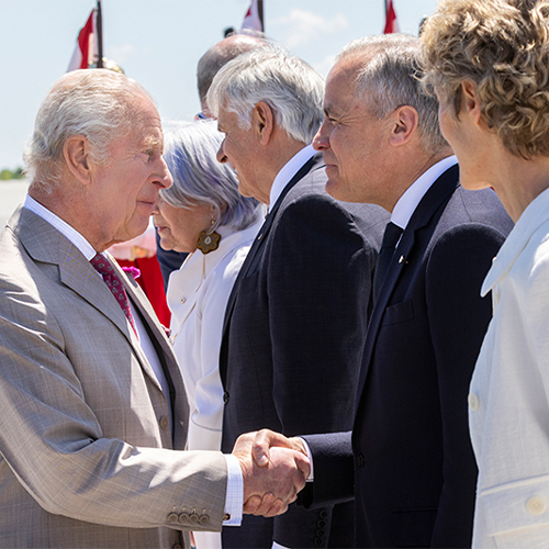 Le roi Charles III serre la main du premier ministre du Canada, Mark Carney.