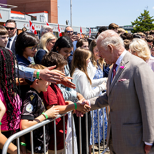 Le roi Charles III et la reine Camilla serrent la main d'élèves d'écoles du Québec et de l'Ontario.