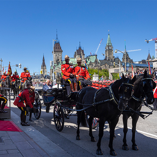 Le landau transportant Leurs Majestés et Leurs Excellences arrive devant l'édifice du Sénat du Canada.