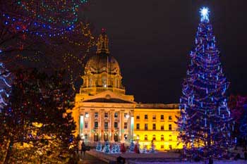 Lumières de Noël Edmonton (Alberta) : vue d'un arbre de Noël bleu au Palais de la Législature