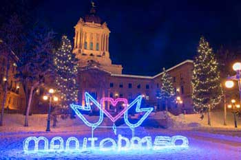 Lumières de Noël Winnipeg (Manitoba) : façade du côté du Palais de la Législature avec enseigne au néon Manitoba 150