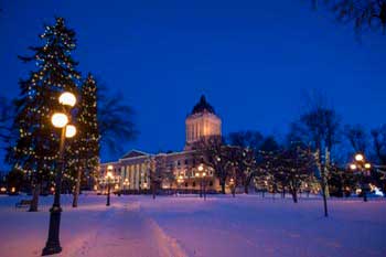 Lumières de Noël Winnipeg (Manitoba) : côté du Palais de la Législature avec des lampadaires