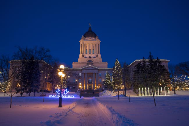 Lumières de Noël Winnipeg (Manitoba) : devant du Palais de la Législature avec lampadaires et arbres de Noël