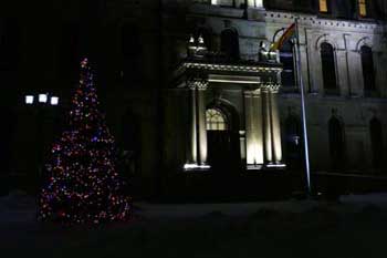 Lumières de Noël Fredericton (Nouveau-Brunswick) : côté du Palais de la Législature avec arbre de Noël