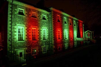 Lumières de Noël St.John's (Terre-Neuve-et-Labrador) : côté de l'édifice de la Confédération de l'édifice de l'Est avec des lumières vertes et rouges