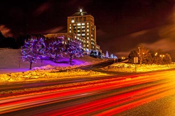 Lumières de Noël St.John's (Terre-Neuve-et-Labrador) : vue de l'édifice de la Confédération depuis la promenade Prince Philip