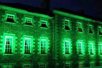 Lumières de Noël St.John's (Terre-Neuve-et-Labrador) : façade de l'édifice de la Confédération de l'édifice de l'Est avec des lumières vertes