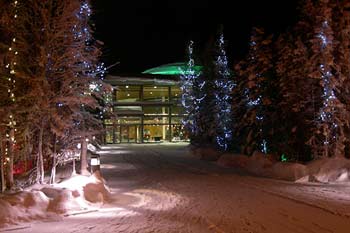 Lumières de Noël Yellowknife (Territoires du Nord-Ouest) :  devant du sentier le long du Palais de la Législature