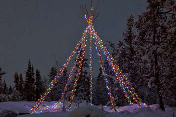 Lumières de Noël Yellowknife (Territoires du Nord-Ouest) : tipi avec des lumières multicolores 