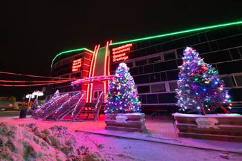 Lumières de Noël Iqaluit (Nunavut) : côté du Parlement avec 2 arbres de Noël