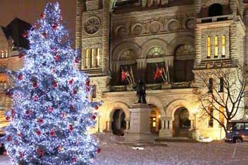 Christmas lights Toronto (Ontario): Close-up of Queen's Park with white and red Christmas tree
