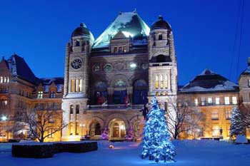 Lumières de Noël Toronto (Ontario) : côté de Queen's Park avec arbre de Noël bleu