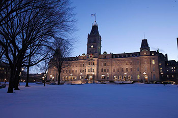 Lumières de Noël Ville de Québec (Québec): façade de l'Hôtel du Parlement en soirée