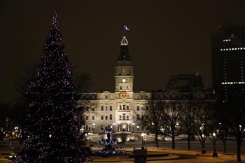 Lumières de Noël Ville de Québec (Québec): façade de l'Hôtel du Parlement la nuit