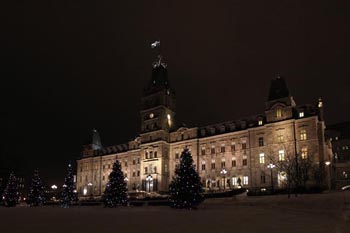 Lumières de Noël Ville de Québec (Québec): côté de l'Hôtel du Parlement avec des arbres illuminés