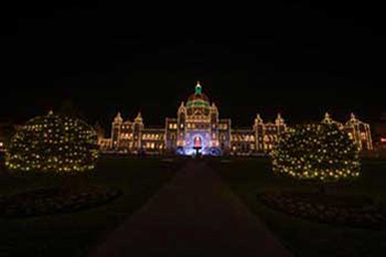 Lumières de Noël Victoria (Colombie-Britannique) : arbres avec des lumières devant le Palais du Parlement