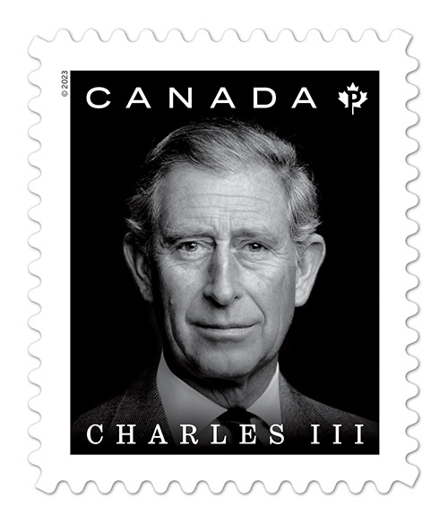 Un timbre représentant une photo en noir et blanc du roi Charles III. Canada est inscrit dans la partie supérieure et Charles III dans la partie inférieure du timbre.