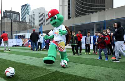 Debwe, une tortue verte avec un chapeau rouge, est la mascotte officielle des Jeux.