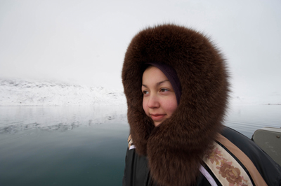 jeune fille dans le nord du Canada portant une parka.
