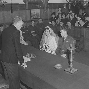 Version en noir et blanc d’Épouses de guerre