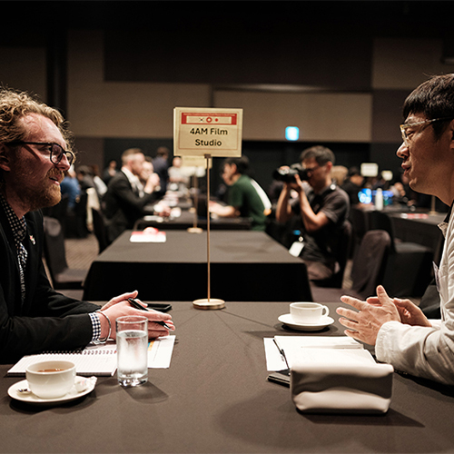 Deux hommes mène des discussions d’affaires autour d’une table dans une salle de conférence.