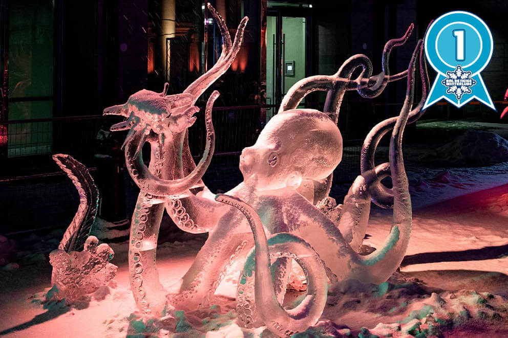 Sculpture de glace d'un homme chevauchant un hippocampe, entouré de créatures de la mer