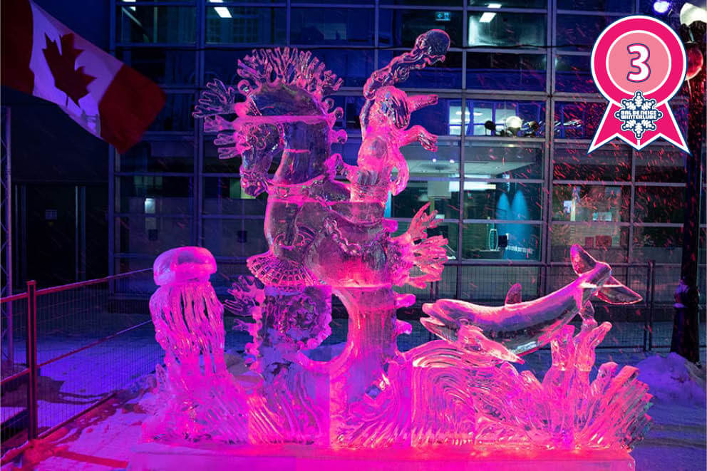 Sculpture de glace d'une sirène assise sur un glaçon, avec deux créatures marines méchantes et deux crânes