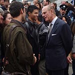 Le duc d'Édimbourg se tient debout à l'extérieur et s'entretient avec des étudiants de l'Université de la Colombie-Britannique.