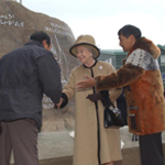 Queen Elizabeth II shaking hands with sculptor Paul Mallaki, who is introduced to her by the Premier of Nunavut, Paul Okalik.