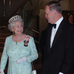 Queen Elizabeth II walking beside Prime Minister Jean Chrétien.