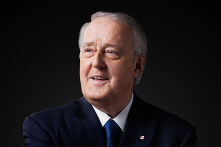 Profil du visage de Brian Mulroney sur fond noir.