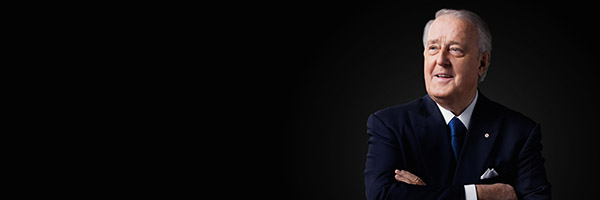 Profil du visage de Brian Mulroney sur fond noir.