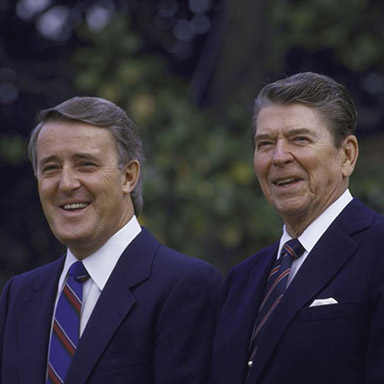 Brian Mulroney et Ronald Reagan se tiennent debouts côte à côte.