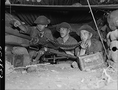 Title: Personnel of Baker Company, 3rd Battalion, Royal 22e Regiment manning machine gun, Korea, 18 June 1953