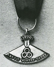 Les gagnants dans les sports de compétition ont reçu des médailles sous forme d'ulus miniatures en or, argent et cuivre portant les trois cercles entrelacés du symbole des Jeux.
