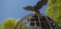 Photo du monument composé d’un globe de bronze surmonté d’un oiseau prenant son envol