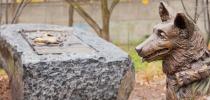 Photo d’un placard de pierre et d’une statue représentant un chien
