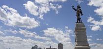 Photo de la statue de Champlain surplombant l’horizon urbain