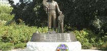 Photo of the monument which depicts a Canadian volunteer soldier and two Korean children.