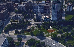 Vue aérienne marquée d'une flèche pointant sur les terrasses du Jardin des provinces et des territoires, où sera érigé le monument commémoratif.