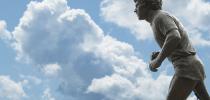 Photo de la statue de Terry Fox dans une position de marche avec le ciel en arrière-plan