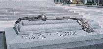 Photo of a granite tomb with bronze overlay. The tomb contains the inscription “The Unknown Soldier” 