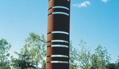 Photo d’une sculpture d’une colonne en acier avec des découpes de forme rectangulaire.