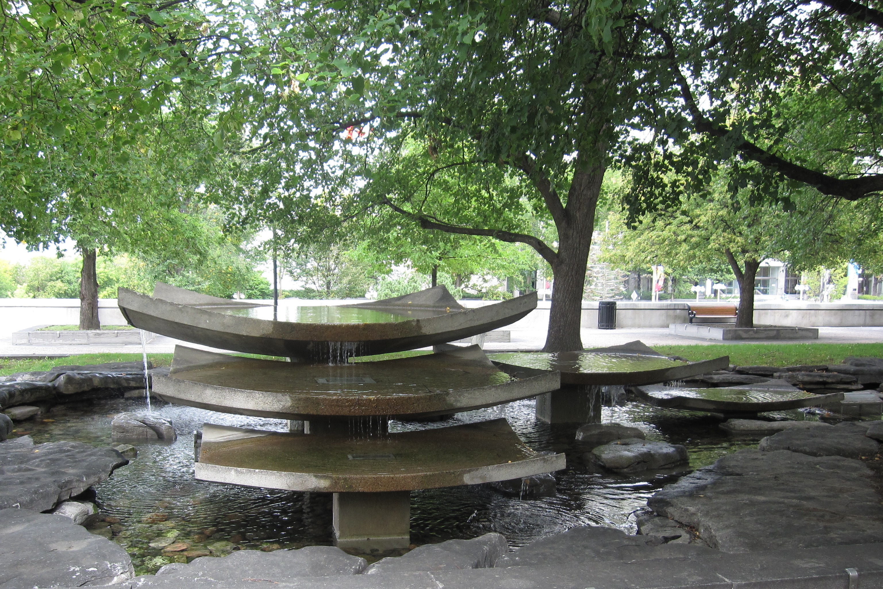 Photo d’une sculpture en forme d’arbre avec une fontaine qui le traverse.