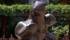 Photo d’une sculpture en bronze représentant un ours qui danse.