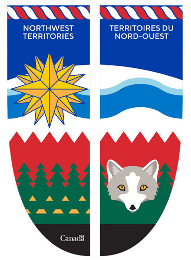 Bannière représentant les Territoires du Nord-Ouest, composée d‘un arrière-plan sur lequel se retrouve le masque d'un renard blanc.