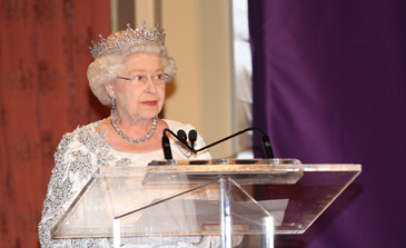 La Reine s’adresse aux invités lors du dîner offert par le gouvernement du Canada au Fairmont Royal York de Toronto, le 5 juillet 2010.
