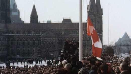 La première levée du drapeau national du Canada sur la Colline du Parlement, Ottawa, le 15 février 1965