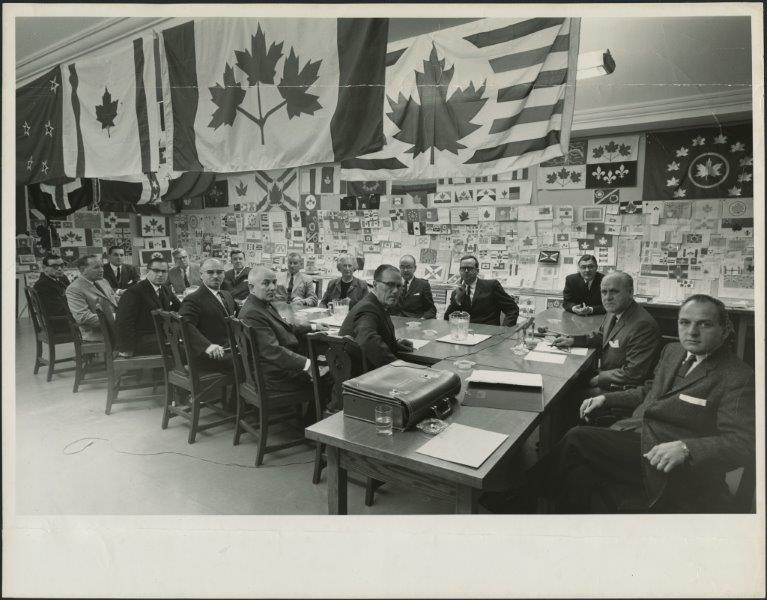 Comité parlementaire, discutant des propositions des dessins pour le drapeau, 1967.