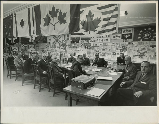 Une réunion du comité de sélection du drapeau, parmi plusieurs drapeaux proposes, 1964.